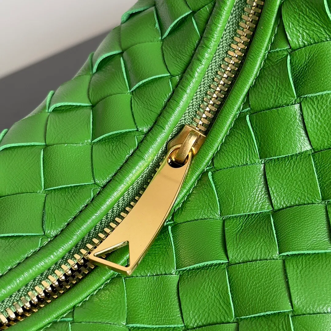 Batch 1120 Bottega veneta͙.——- The latest woven knotted hobo🔥 The top-grade lambskin leather is very soft, the bag shape is unique, practical and durable. It retains the traditional woven elements while being a little more flamboyant ~ Made of hand-woven sheepskin, zipper opening and closing, curved seamless structure, effortless to match. Highly recommended⚠️⚠️⚠️ The most high-end in the market🌈 Welcome to compare [Factory complete package] size: 23x15x5cm.   Model: 651876